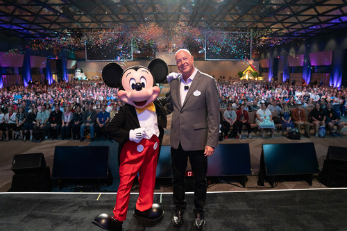 El Presidente de Parques Disney, Experiencias y Productos de Consumo Bob Chapek compartió detalles emocionantes sobre las nuevas y esperadas experiencias que pronto llegarán a los parques Disney..