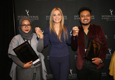 CRÉDIT : Noa Grayevsky | Michal Grayevsky, présidente de JCS International, en compagnie de Raj Dutta (Inde) et Puti Puar (Indonésie), lauréats du Prix des jeunes créateurs (PRNewsfoto/JCS International)