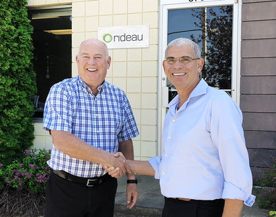 Peter Hart (droite) souhaite la bienvenue  Drew Morris (gauche) comme directeur gnral pour le nouveau centre Ouest de distribution de Rideau le 16 novembre  Edmonton, Alberta. (Groupe CNW/Solutions de reconnaissance Rideau)