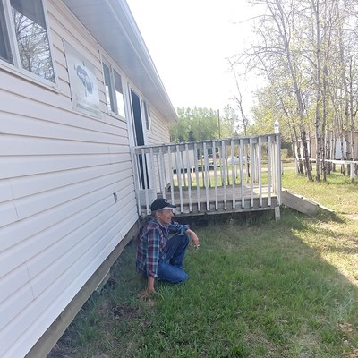 Muskotew Sakahikan Enowuk / Lubicon Lake Nation. Chief Bernard Ominayak sits outside the Nation office in Little Buffalo, Alberta. (August 2018) (CNW Group/Lubicon Lake Nation)