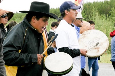 Muskotew Sakahikan Enowuk / Lubicon Lake Nation Singers ca. 2014. Councillor Bryan Laboucan (right); and Singer Douglas (Grouch) Gladue (left) (CNW Group/Lubicon Lake Nation)
