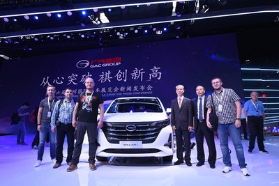 Les médias russes prennent une photo avec Zhan Songguang, le vice-président directeur de GAC Motor (PRNewsfoto/GAC Motor)