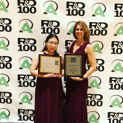 Michelle Ding, cientista de pesquisa e desenvolvimento da Merck, e Joanne Worobec, gerente de marketing de produto da Merck, aceitam os Prêmios R&D 100 da empresa em uma cerimônia realizada recentemente em Orlando, Flórida. O programa de Prêmios R&D 100 identifica e homenageia as 100 principais tecnologias revolucionárias do ano anterior, abrangendo a indústria, a academia e a pesquisa patrocinada pelo governo.