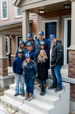 Minto Communities team and homeowner of 1000th home at Kingmeadow in Oshawa (CNW Group/The Minto Group)
