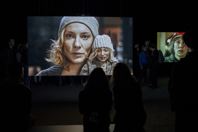 Julian Rosefeldt, Manifesto, 2015. Installation vidéographique à 13 canaux, son.  12 x 10 min 30 s et 1 x 4 min. Vue d'installation au Musée d'art contemporain de Montréal, 2018 © Julian Rosefeldt et VG Bild-Kunst, Bonn 2017 Photo : Sébastien Roy (Groupe CNW/Musée d'art contemporain de Montréal)