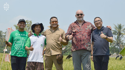[left-right] HARA field agent, farmer,  HARA CEO Regi Wahyu, Amazon VP & CTO Werner Vogels, & HARA CTO Imron Zuhri visiting the rice fields in Indonesia for a live demonstration of how HARA’s technology is being used to benefit the rural communities of smallholder farmers.