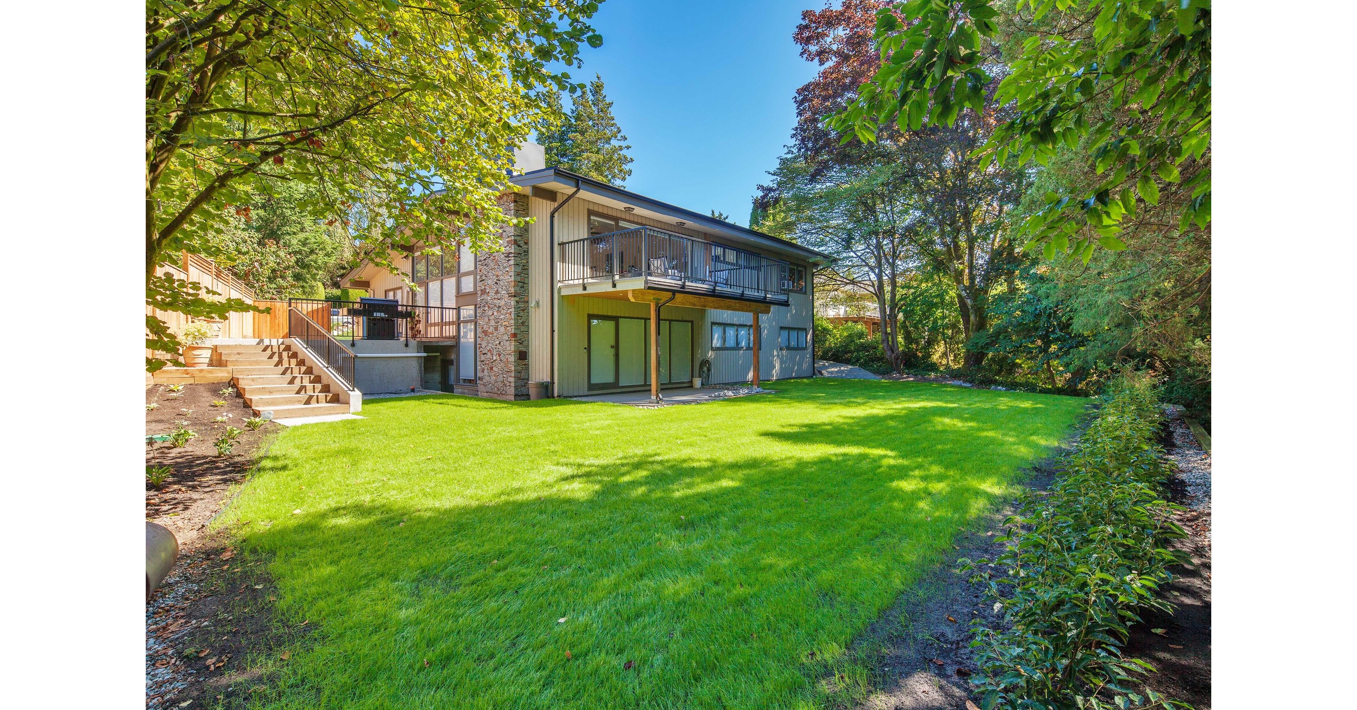 MidCentury Modern Estate With 11,000+SF Lot On Vancouver's Premiere