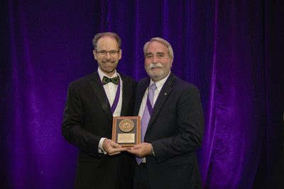 Dr. David Felton (right) receives the Dan Gordon Lifetime Achievement Award from ACP Immediate Past President Dr. Robert M. Taft (left) at the Annual Awards & President's Dinner held during the 48th Annual Session of ACP in Baltimore on Nov. 2.