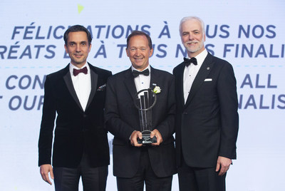 Germain Lamonde, Founder and Executive Chairman of EXFO (centre), accepting the EY Entrepreneur Of The Year 2018 Canada award with Jad Shimaly, CEO and Chairman of EY Canada (left), and Francois Tellier, EY Entrepreneur Of The Year national Program Director (right). (CNW Group/EY (Ernst & Young))