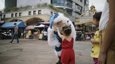 Le père Noël bleu en visite à Manille aux Philippines (Groupe CNW/WESTJET, an Alberta Partnership)