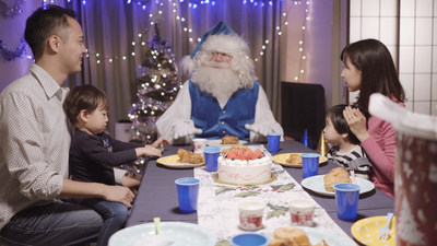 Des gens apprécient leur façon de faire unique lors d’un festin traditionnel des Fêtes en compagnie du père Noël bleu, à Tokyo, au Japon (Groupe CNW/WESTJET, an Alberta Partnership)
