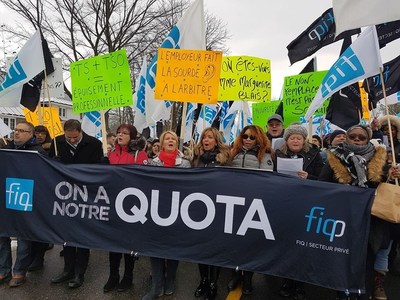 Manifestation de la FIQ devant l'Hpital gnral du Lakeshore (Groupe CNW/Fdration interprofessionnelle de la sant du Qubec - FIQ)
