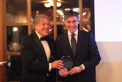 Secretary General of the OAS Luis Almagro hands the Corporate Citizen of the Americas 2018 award to BBVA Microfinance Foundation CEO Javier M. Flores