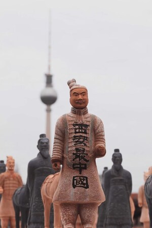 La ciudad de Xi'an lleva la instalación artística de los Guerreros de Terracota a la ciudad de Berlín