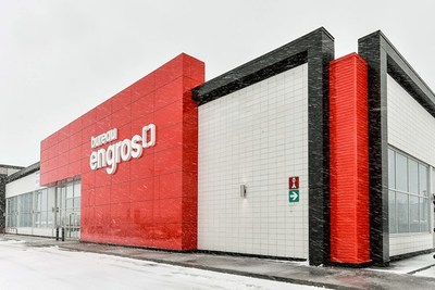 Exterior of the new concept Bureau en Gros store in Kirkland, Quebec (CNW Group/Staples Canada Inc.)