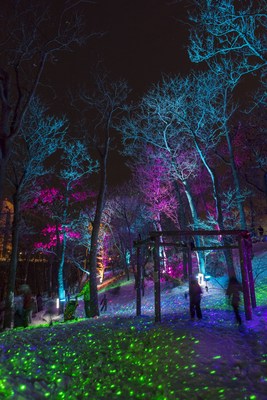 La forêt enchantée, les structures en forme d'animaux et les projections lumineuses vous transporteront dans une atmosphère féerique - Photo prise lors du Festilumières 2017 (Groupe CNW/Société des établissements de plein air du Québec)