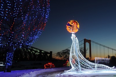 La forêt enchantée, les structures en forme d'animaux et les projections lumineuses vous transporteront dans une atmosphère féerique - Photo prise lors du Festilumières 2017 (Groupe CNW/Société des établissements de plein air du Québec)