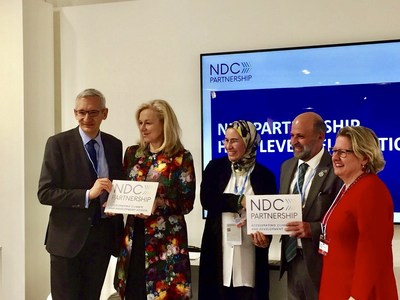 Alemanha e Marrocos, copresidentes da Parceria NDC 2016-2018, passam o bastão para a Holanda e a Costa Rica, os novos copresidentes (PRNewsfoto/NDC Partnership)