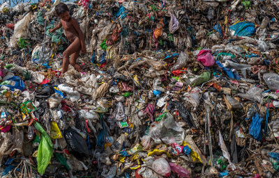 供图：Orb Media。在菲律宾的海边小镇达古潘，一个小男孩来到一个有着50年历史的垃圾场，翻过塑料碎片堆，脚下便是大海。大多数可生物降解的物品早已腐烂，留下一大堆各种颜色的塑料，随海风飘向大海。