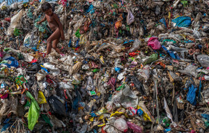 Consumidores se preocupam, países se enrolam na abordagem do uso mundial de plásticos