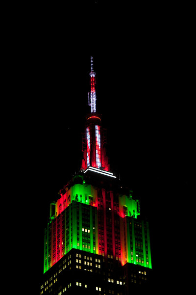 Empire State Building Und Interscope Records Sorgen Gemeinsam Mit Iheartmedia Fur Weisse Weihnachten Festliche Music To Light Lichtschau Findet Diesjahrig Mit Onerepublic Statt