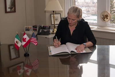 Minister McKenna signs the Environment Chapter of the recently signed Canada-United States-Mexico Agreement in her Parliamentary office. The agreement strengthens environmental cooperation between the three trade partners. (CNW Group/Environment and Climate Change Canada)