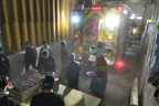 Les pompiers de Montréal ont ouvert aujourd'hui la machine à pleine vapeur pour distribuer jouets et paniers de Noël à 1 350 familles dans le besoin