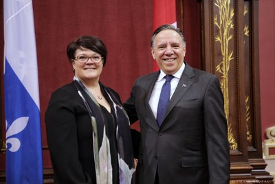 Le premier ministre du Québec, François Legault, accueille la nouvelle députée de Roberval au sein de ses troupes (Groupe CNW/Aile parlementaire de la Coalition Avenir Québec)