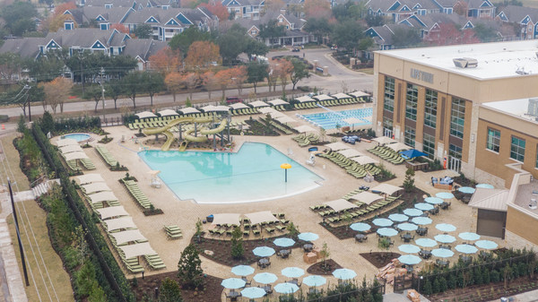 An areal picture of the pool at Life Time Baybrook 