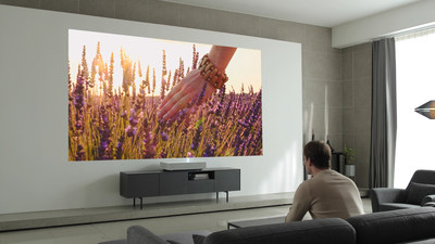 Le CineBeam Laser 4K de LG offre un confort d’utilisation maximal grâce à la technologie d’intelligence artificielle*. Les clients peuvent utiliser les commandes vocales pour accéder aux capacités de traitement en langage naturel de ThinQ, la solution d’intelligence artificielle de LG. (Groupe CNW/LG Electronics, Inc.)