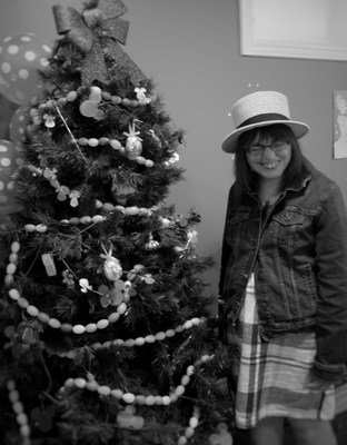 Shannon and her Christmas Tree (CNW Group/DeafBlind Ontario Services)