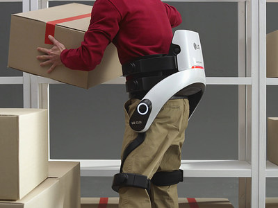 The wearable LG CLOi SuitBot supports the lower body to reduce stress when lifting and bending while the enhanced CLOi service robots – PorterBot, ServeBot and CartBot – will demonstrate their more advanced capabilities made possible by LG’s continuously evolving AI and robotics know-how. (CNW Group/LG Electronics, Inc.)