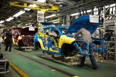 En prparation pour une autre anne russie, Toyota Motor Manufacturing Canada (TMMC) a dj dbut la production du tout nouveau RAV4  son usine de Woodstock et ajoutera une production additionnelle de RAV4  l'une de ses usines de Cambridge au dbut de 2019. (Groupe CNW/Toyota Canada Inc.)