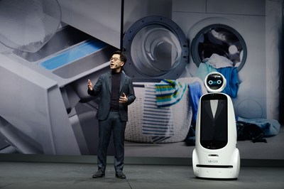 The LG CLOi GuideBot shared the spotlight with Dr. Park during the address, becoming the first ever robot to help deliver a CES keynote in the process. (CNW Group/LG Electronics, Inc.)