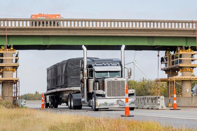 An innovative Burns & McDonnell bridge raising project for the Kansas Turnpike Authority allows oversized vehicles greater access to an important freight corridor. The project was completed under budget without disrupting traffic.