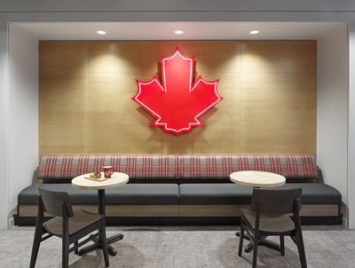 Des dcorations et des symboles canadiens emblmatiques sont rpartis partout dans les bureaux et les aires communes. Crdit photographie: A Frame Inc. (Groupe CNW/Tim Hortons)