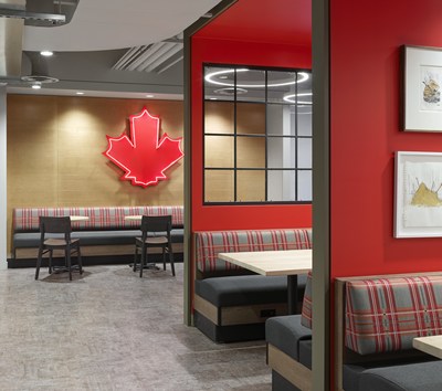 Des dcorations et des symboles canadiens emblmatiques sont rpartis partout dans les bureaux et les aires communes. Crdit photographie: A Frame Inc (Groupe CNW/Tim Hortons)
