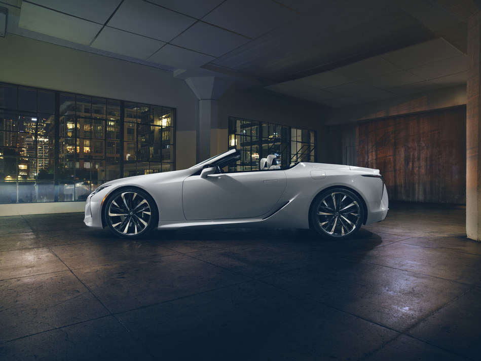 An open-air roadster that is an artful reflection of the LC coupe, the design goal of the Convertible Concept was the expression of “ultimate beauty”.