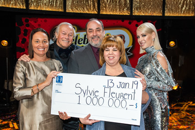 La gagnante de 1 000 000 $, Sylvie Fleurent, est entoure de Mme Isabelle Jean, prsidente des oprations - Loteries  Loto-Qubec, de Marie-Mai et de M. Yves Corbeil. (Groupe CNW/Loto-Qubec)