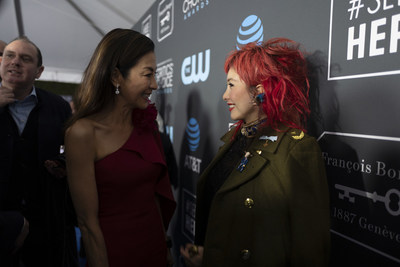 Josie Ho chatting with “Crazy Rich Asians” star Michelle Yeoh during red carpet arrivals at the 24th Critics’ Choice Awards in Santa Monica, CA / Photo taken by Aileen Chiu. (CNW Group/Niki Inc)