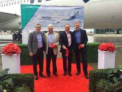 (De gauche à droite) Brad McMullen, vice-président des ventes en Amérique de Boeing, Clive Beddoe, fondateur et président du conseil de WestJet, Ed Sims, président et chef de la direction de WestJet et Robert Manelski, directeur des opérations pour le 787 de Boeing, coupent le ruban lors de la cérémonie de livraison à WestJet aujourd’hui chez Boeing. (Groupe CNW/WESTJET, an Alberta Partnership)