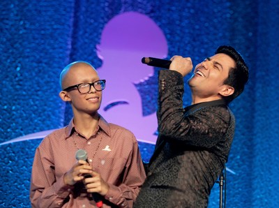 Luis Coronel and St. Jude patient Zabdi perform together on stage at the annual St. Jude Promesa y Esperanza seminar.