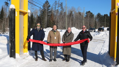 Mark Lesinski, prsident-directeur gnral, Laboratoires Nuclaires Canadiens; Phil Lightfoot, directeur excutif, ASFC; Guy Jonkmans, gestionnaire du portefeuille radiologique et nuclaire, Centre des sciences pour la scurit de Recherche et dveloppement pour la dfense Canada et Richard Sexton, prsident et premier dirigeant, nergie atomique du Canada limite ouvrent officiellement la nouvelle installation du moniteur-portique de rayonnement aux Laboratoires de Chalk River. (Groupe CNW/Laboratoires Nuclaires Canadiens)