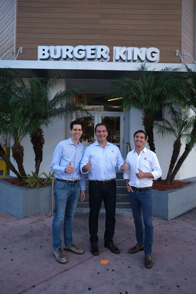 (L to R): Daniel Schwartz (Executive Chairman of RBI and co-Chairman of RBI’s Board of Directors), Jose Cil (CEO of RBI) and Josh Kobza (COO of RBI) visit a Burger King restaurant in South Beach, Miami. (CNW Group/Restaurant Brands International Inc.)