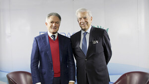 Dionisio Gutiérrez meets with Mario Vargas Llosa in Guatemala