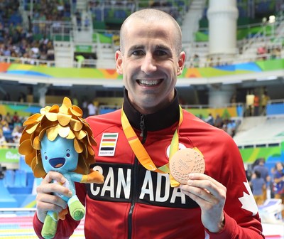 Aprs plus de deux dcennies  pratiquer la para-natation, le nageur Benoit Huot annonce sa retraite sportive 
(photo avec une mdaille de bronze des Jeux paralympiques de Rio 2016)
Photo : Comit paralympique canadien (Groupe CNW/Canadian Paralympic Committee (Sponsorships))