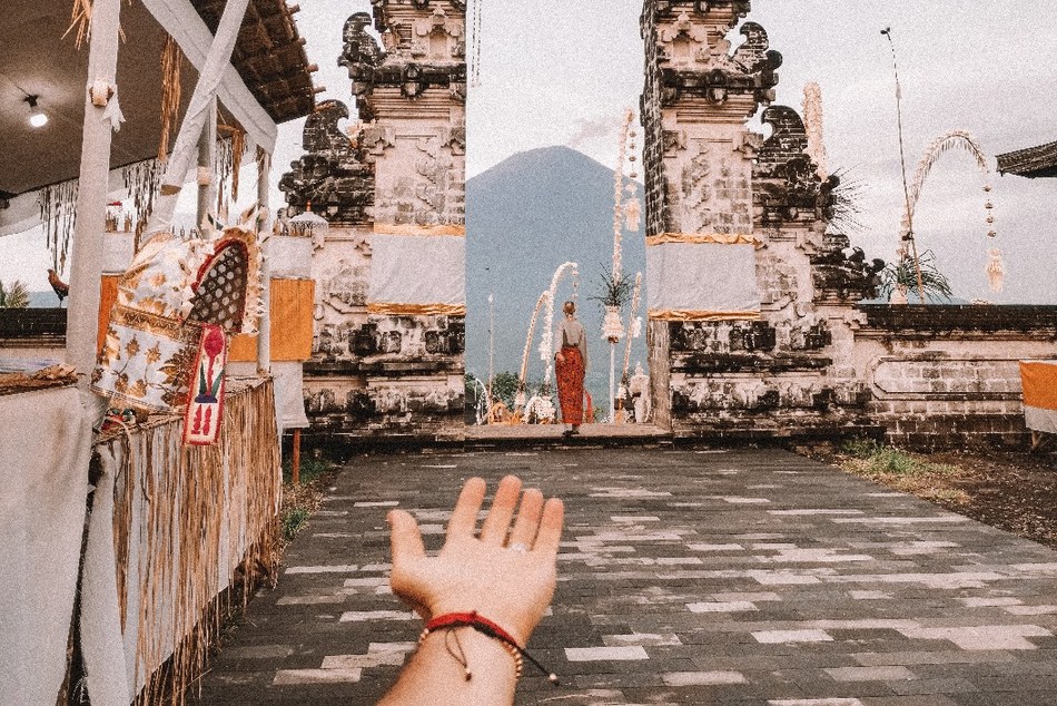 Shot by Murad Osmann on HONOR View20 at Pura Lempuyang Temple, Bali