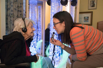 Jenny, Director of Care at Orchard View Long Term Care Facility and Elsie, a resident at the home, interact with ROVER, a multisensory therapy cart. ROVER provides a soothing and stimulating immersive environment to residents with dementia. The cart is portable and gives residents a sense of calm and control by delivering stimuli to various senses using lighting effects, colour, sounds, vibration, music, scents, and things to touch. (CNW Group/Canadian Foundation for Healthcare Improvement)