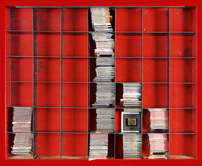 Canada 2 : Remnants (Reliques) (de la série Red Tool Box: The Canadian Collection - une série qui représente des diapositives stockées dans les tiroirs bricolés d’une boîte à outils Canadian Tire), 2017; 81 cm (H) x 100 cm (L); Collection : cabinet Lerners LLP, par Susan Dobson (Guelph, Ontario) (Groupe CNW/Scotiabank)