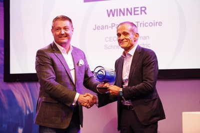 Peter Lacy, Senior Managing Director at Accenture Strategy, and Jean-Pascal Tricoire, Chairman and CEO at Schneider Electric, at The Circulars ceremony in Davos on January 21, 2019. (CNW Group/Schneider Electric Canada Inc.)